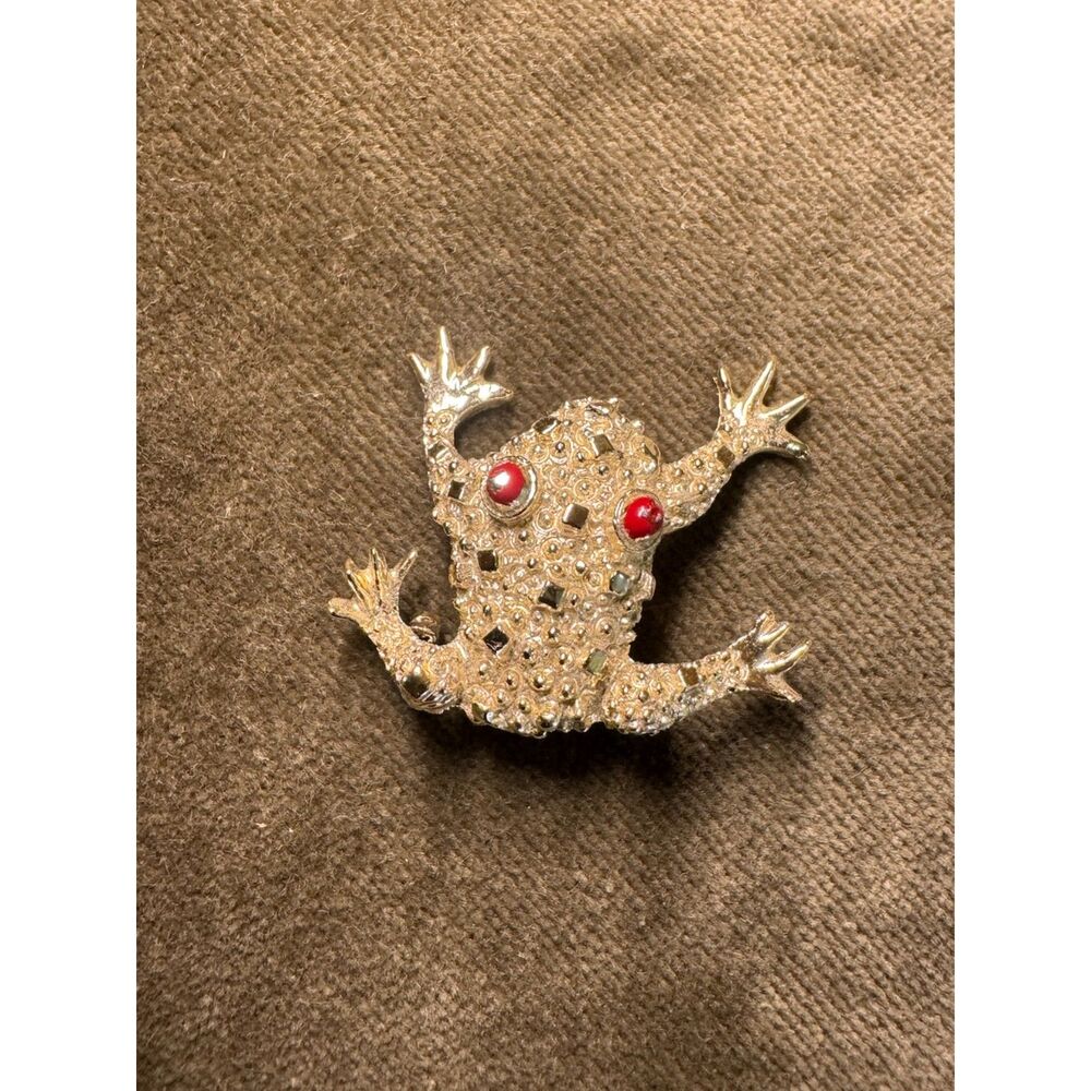 Gerry's Vintage Textured Frog Brooch Pin Red Eyes Gold Tone